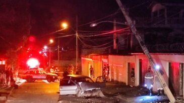 carro-com-quatro-pessoa-destroi-poste-e-causa-perigo-de-eletrocussao