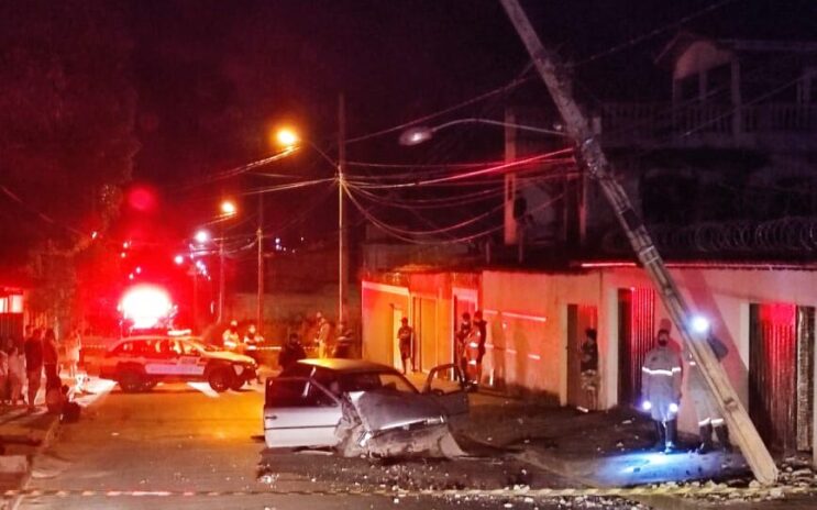 carro-com-quatro-pessoa-destroi-poste-e-causa-perigo-de-eletrocussao