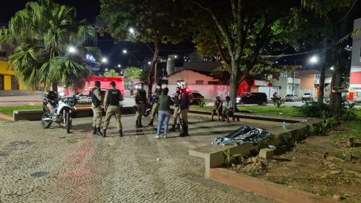 homem-encontrado-morto-na-praca-acrisio-teria-bebido-etanol