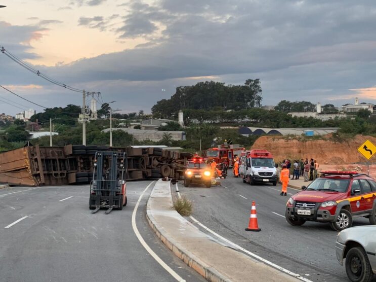 carreta-dos-correios-tomba-e-motorista-e-socorrido-em-estado-grave