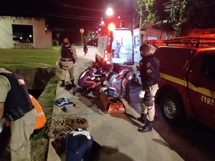 mulher-despenca-com-motocicleta-no-canal-da-avenida-li-guerra