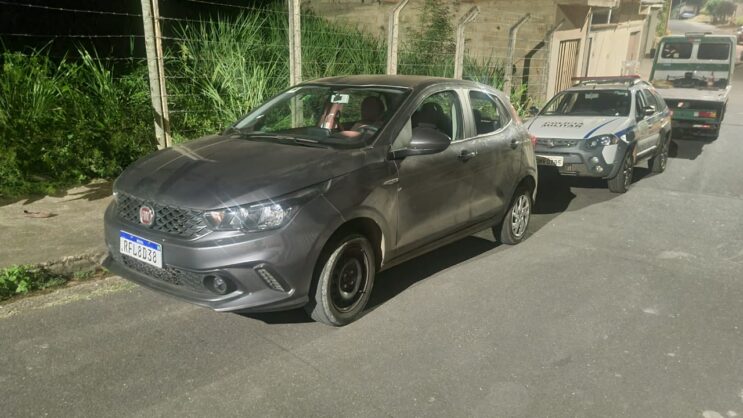 carro-roubado-e-encontrado-danificado-por-tiros-em-itabira
