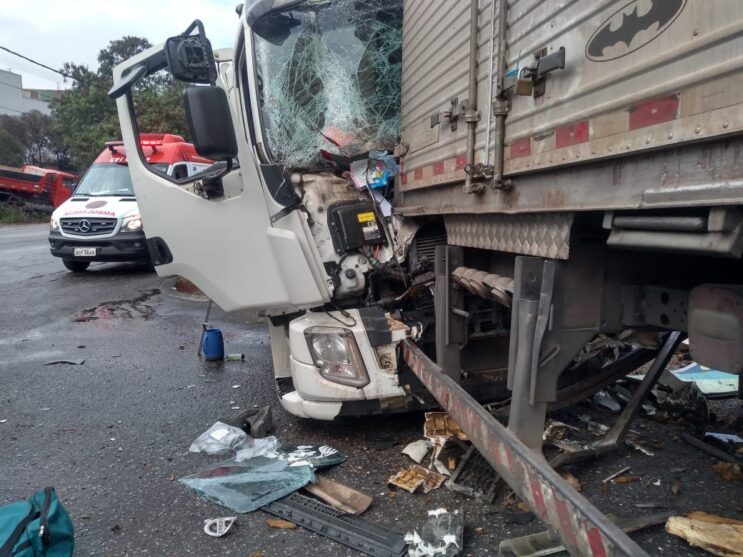 motorista-fica-ferido-em-colisao-entre-caminhoes-na-br-381