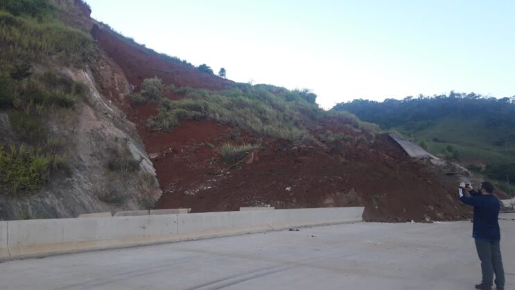 transito-e-parcialmente-liberado-na-br-381-em-antonio-dias