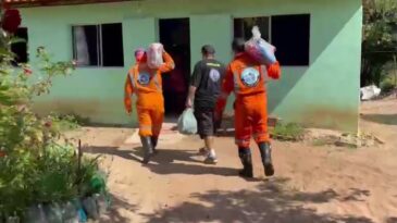 socorristas-voluntarios-distribuem-cestas-basicas-a-familias-carentes