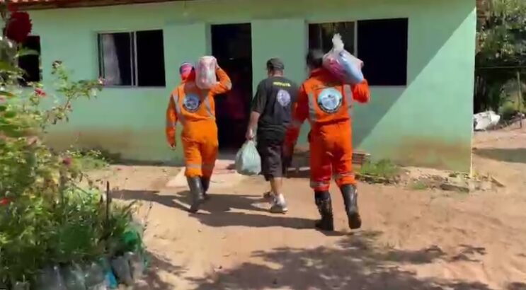 socorristas-voluntarios-distribuem-cestas-basicas-a-familias-carentes