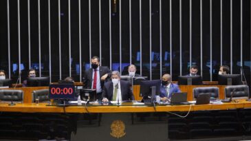 camara-aprova-projeto-de-lei-que-torna-escolas-servicos-essenciais