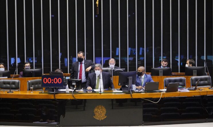 camara-aprova-projeto-de-lei-que-torna-escolas-servicos-essenciais