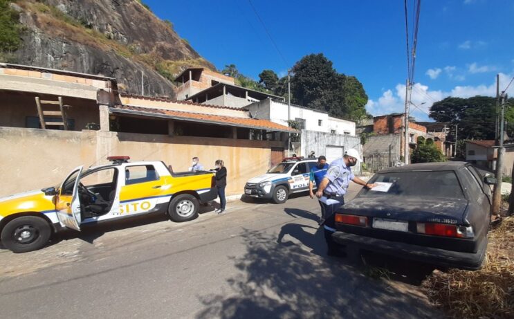 veiculos-abandonados-nas-vias-publicas-sao-notificados-pela-transita