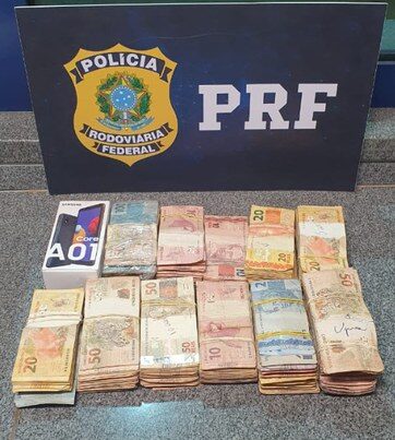 prf-apreende-r-70-mil-escondidos-em-fundo-falso-de-veiculo
