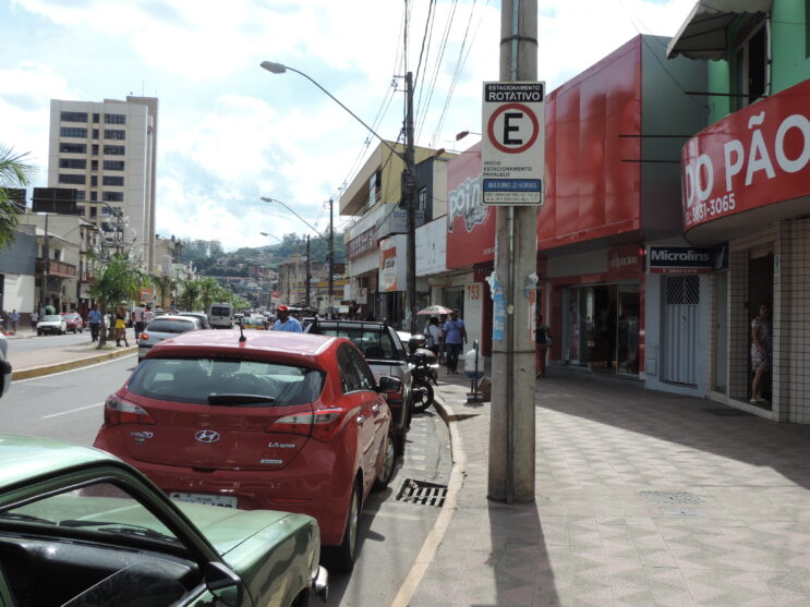 Entenda como funciona o estacionamento rotativo Pare Azul