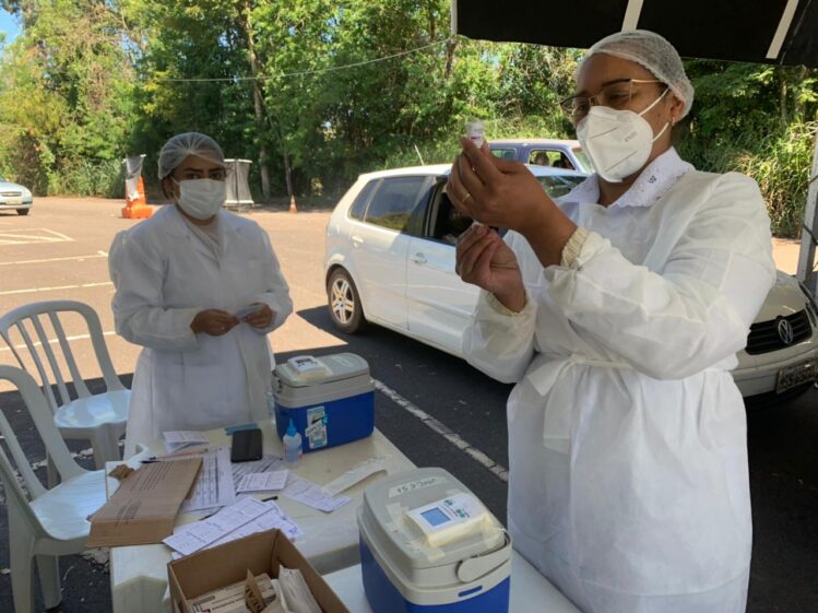 itabira-retoma-vacinacao-da-2a-dose-em-pessoas-de-67-a-69-anos-e-profissionais-da-saude