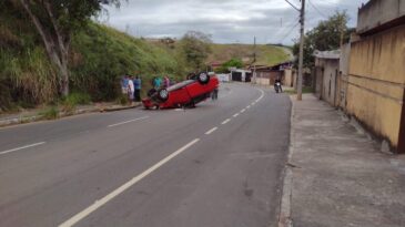mulher-capota-carro-apos-desviar-de-cavalo-no-agua-fresca