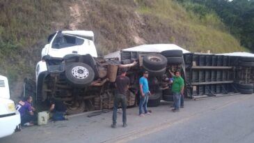 motorista-cai-no-bafometro-apos-tombar-carreta-na-estrada-de-nova-era