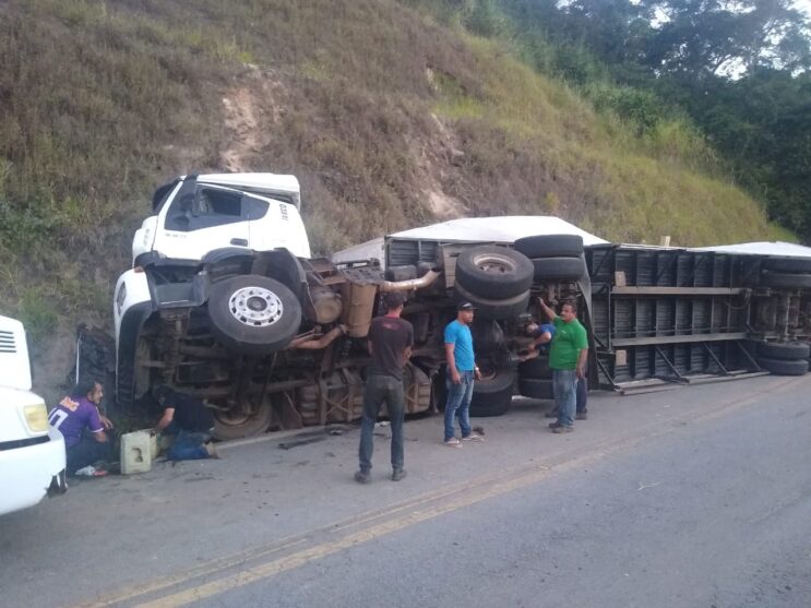motorista-cai-no-bafometro-apos-tombar-carreta-na-estrada-de-nova-era