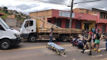 mulher-fica-ferida-em-colisao-com-caminhao-na-rua-gameleira