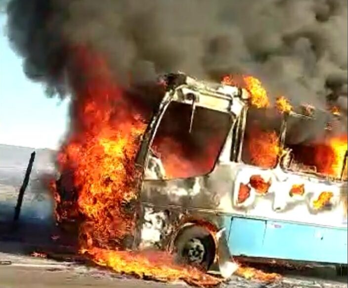 incendio-em-onibus-mobiliza-bombeiros-no-ribeira-de-cima-em-itabira