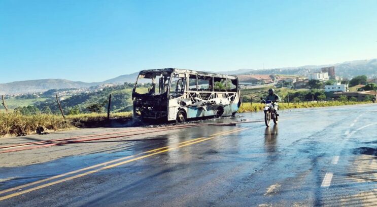 onibus-ficou-completamente-destruido-apos-incendio-em-itabira