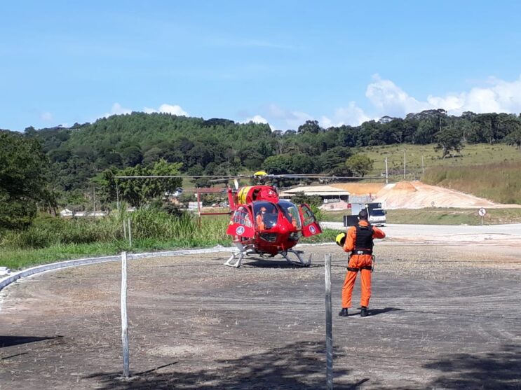 mulher-e-socorrida-de-helicoptero-apos-capotamento-na-br-381