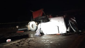 acidente-entre-carreta-e-caminhoes-deixa-um-morto-na-br-040