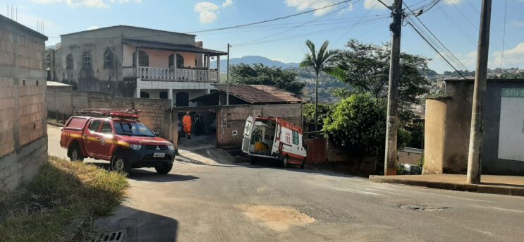 homem-e-resgatado-pelos-bombeiros-apos-desmaiar-na-laje