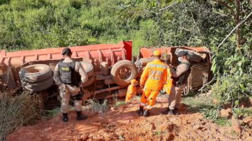 motorista-morre-ao-tentar-pular-de-caminhao-que-tombou-em-ribanceira