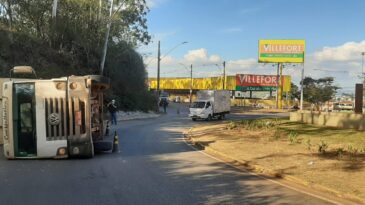 caminhao-carregado-com-lenha-tomba-na-rotatoria-do-areao