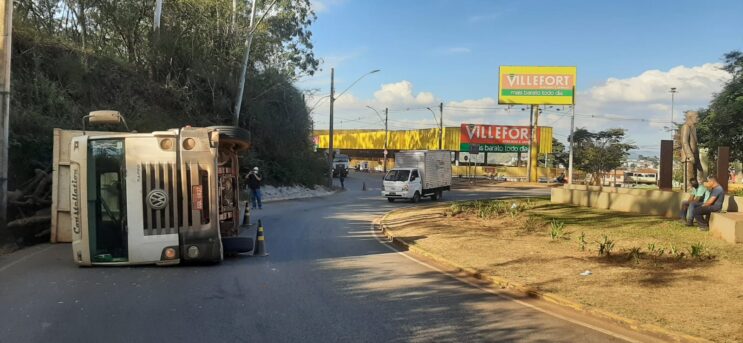 caminhao-carregado-com-lenha-tomba-na-rotatoria-do-areao