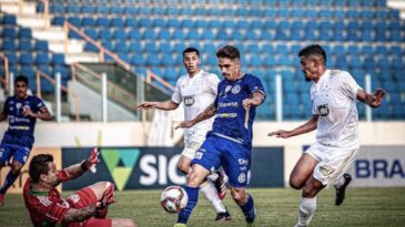 serie-b-cruzeiro-tem-dois-expulsos-e-cai-para-o-confianca-na-estreia