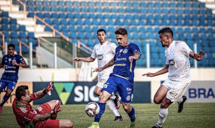 serie-b-cruzeiro-tem-dois-expulsos-e-cai-para-o-confianca-na-estreia