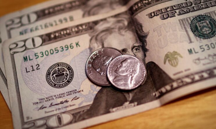 dolar-fecha-abaixo-de-r-5-pela-primeira-vez-em-mais-de-um-ano