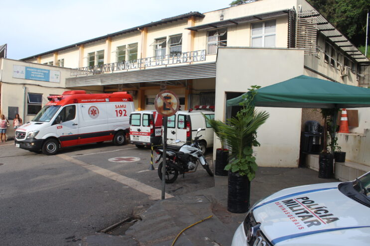 caminhao-capota-em-ribanceira-e-deixa-tres-feridos-em-itabira
