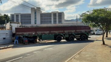 carreta-deixa-o-transito-parcialmente-interditado-na-avenida-mauro-ribeiro