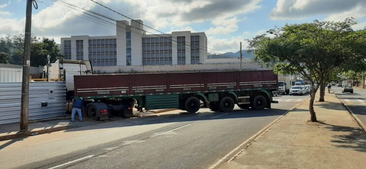 carreta-deixa-o-transito-parcialmente-interditado-na-avenida-mauro-ribeiro