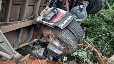 carreta-com-eletrodomesticos-tomba-no-centro-de-itabira