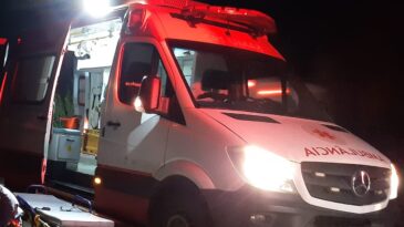 Um homem, de 27 anos, que estava na garupa de uma motocicleta, ficou ferido em um acidente de trânsito na madrugada de sábado (05/06), na localidade do Laboriaux, na zona rural de Itabira.