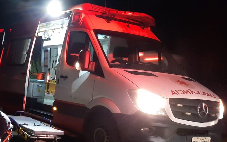 Um homem, de 27 anos, que estava na garupa de uma motocicleta, ficou ferido em um acidente de trânsito na madrugada de sábado (05/06), na localidade do Laboriaux, na zona rural de Itabira.