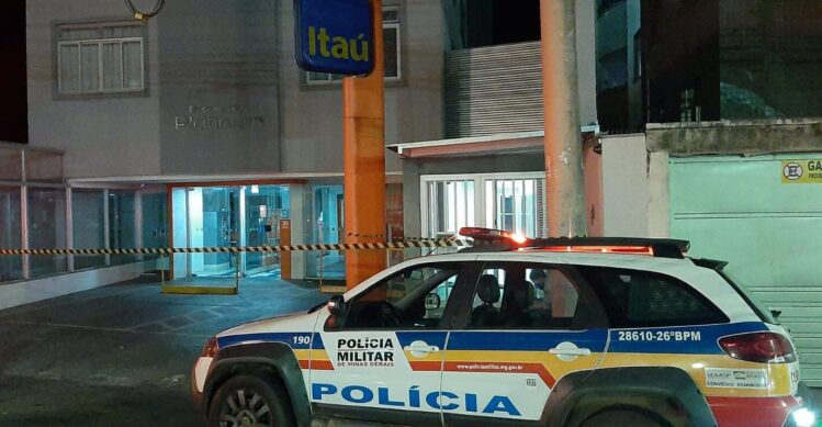 bandidos-invadem-banco-e-danifica-caixa-eletronico-em-itabira