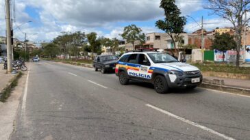 inabilitado-perde-o-controle-e-invade-calcada-na-avenida-cristina-gazire