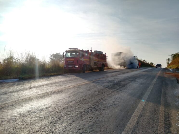 bombeiros-combatem-incendio-em-carreta-na-rodovia-mg-164