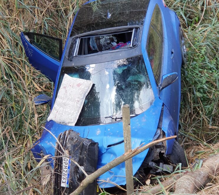 carro-capota-em-ribanceira-e-adolescente-e-socorrida-em-estado-grave
