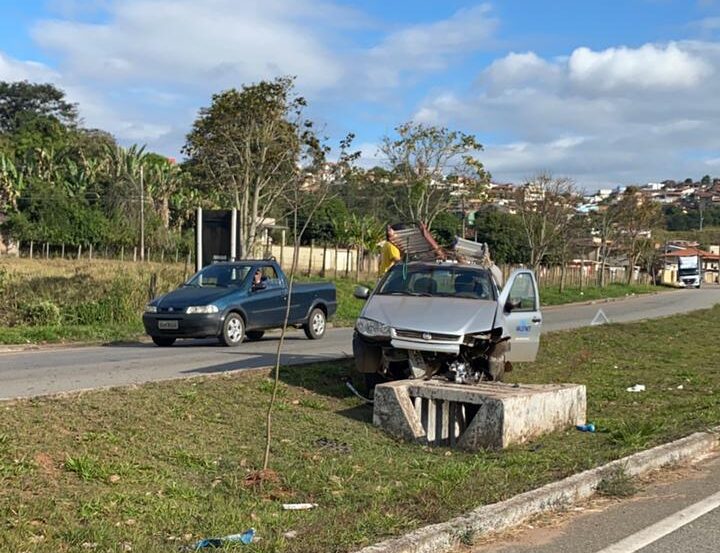 motorista-fica-ferido-em-acidente-na-avenida-li-guerra