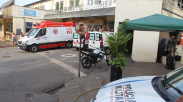 carro-para-na-faixa-de-pedestre-e-e-atingido-por-motocicleta