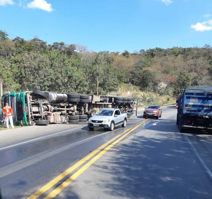 acidente-com-carreta-complica-o-transito-na-br-381-em-sabara