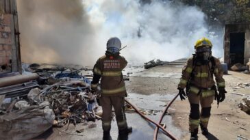 incendio-em-deposito-de-materiais-reciclaveis-mobiliza-bombeiros