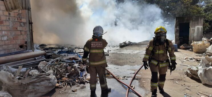 incendio-em-deposito-de-materiais-reciclaveis-mobiliza-bombeiros