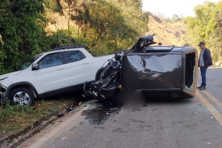 colisao-frontal-deixa-vitimas-fatais-na-mgc-120-em-ferros