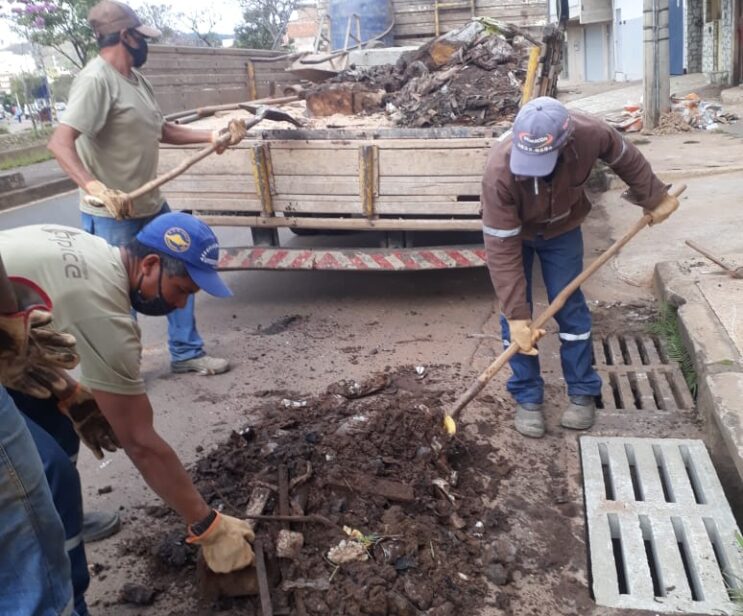 forca-tarefa-promove-limpeza-em-bueiros-para-desobstruir-redes-de-itabira