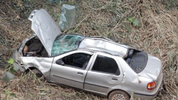 mulher-e-socorrida-apos-cair-com-o-carro-em-ribanceira