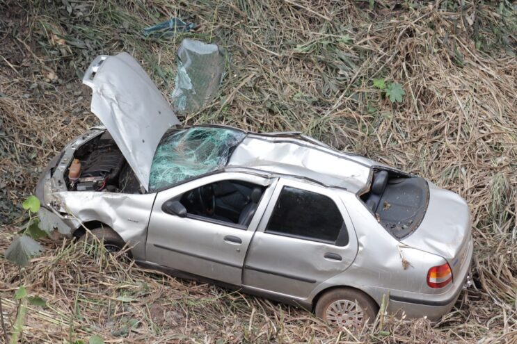 mulher-e-socorrida-apos-cair-com-o-carro-em-ribanceira